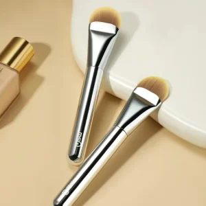 High Quality Single Flat Foundation Brush Synthetic Hair Makeup Brush with Convenient Handle for Face Application