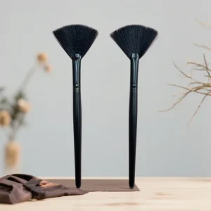 Single Black Curved Small Fan Shaped Highlight Essence Beauty Salon Makeup Brush with Artificial Fiber and Wood Handle